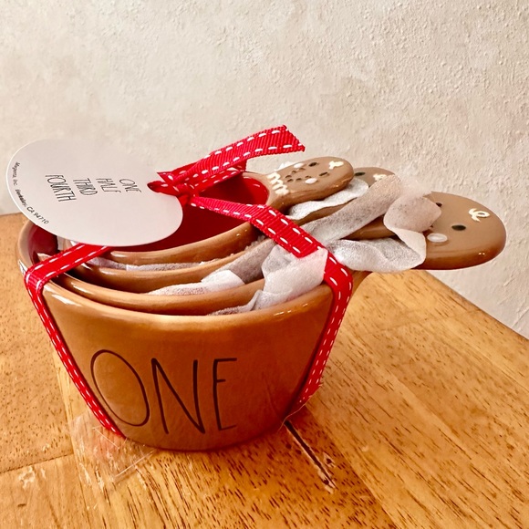 Rae Dunn Christmas Gingerbread Set of 4 Ceramic Measuring Cups BRAND NEW!! - Picture 3 of 4